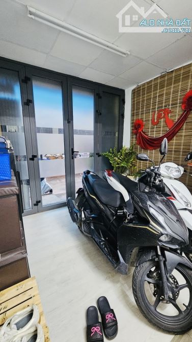 QUẬN 10 - NGỘP BANK GẦN 2 TỶ - MẶT TIỀN KD CHỢ NHẬT TẢO - 34M2 - 3 TẦNG - CHỈ 7.2T - 12