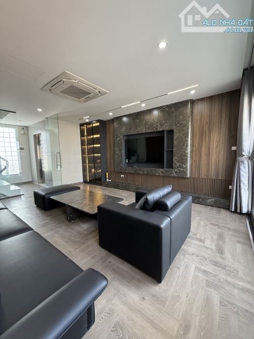 Bán nhà Ngọc Lâm 52m2 , nhà đẹp rực rỡ , ngõ ô tô thông tặng nội thất 500 triệu, hơn12 tỷ - 2