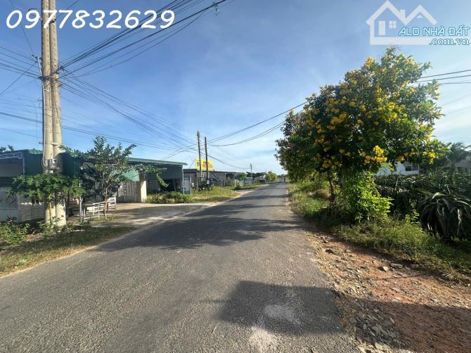 Bán đất 3 mặt tiền 578m²  Đường Đinh Công Tráng, Tân Tiến, La Gi, chỉ 1.3 tỷ gần Biển - 2