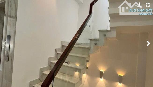 CMT8 - QUẬN 3 - 85M2 - GẦN MẶT TIỀN -  CHỈ 8.X TỶ. 2 PHÒNG NGỦ.SÂN ĐỂ 6 DC 6XE - 2