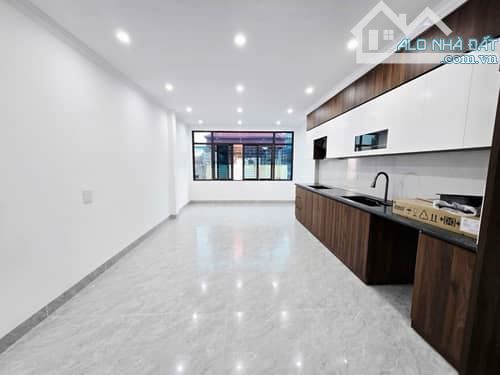 Bán nhà mới thang máy 7 tầng gara ôtô Phố Trần Quốc Hoàn - 2