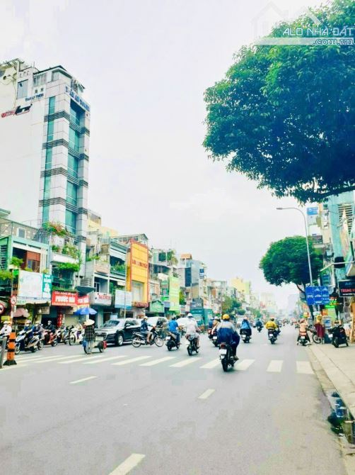 Siêu hiếm P. 15 - bán đất tặng nhà 2 tầng 70m2 - ngang đẹp 5.8m - ngay Hàng Xanh giáp Q. 1 - 2