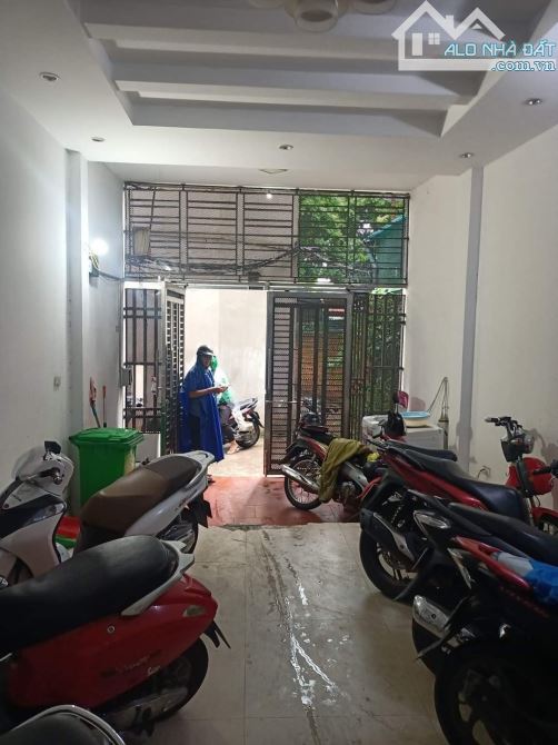 Bán CCMN Láng Hạ, 7 tầng thang máy, 11 căn hộ kk, doanh thu khủng, vị trí cực đẹp - 2