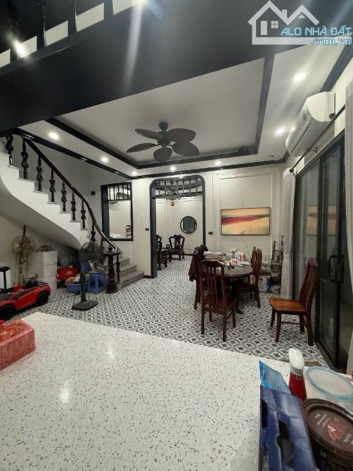 MẶT NGÕ SÁT PHỐ - LÔ GÓC  Ở LUÔN - KHU VIP QUÂN ĐỘI - Ô TÔ 4 CHỖ LÙI CỬA -KINH DOANH