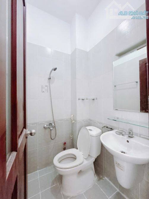 CĂN HỘ DỊCH VỤ CÓ 5 TỶ 

TRUNG TÂM Q4

HẺM XE HƠI NGANG 5M - 3