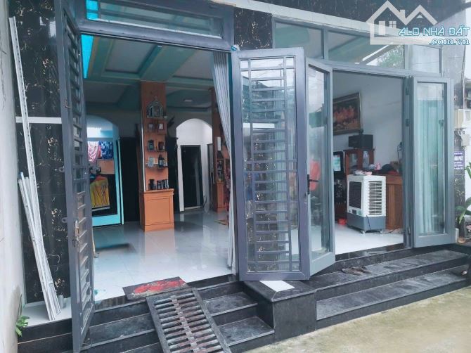 Bán nhà hẻm xe hơi diện tích rộng đẹp ngang 9mx18 chỉ nhình 4 tỷ gần trung tâm thị trấn HM - 3