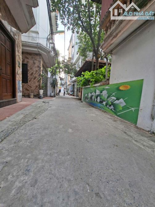 LONG BIÊN - LÔ GÓC 2 MẶT NGÕ - NGÕ RỘNG HƠN 3M Ô TÔ VÀO - GIÁ ĐẦU TƯ - 4