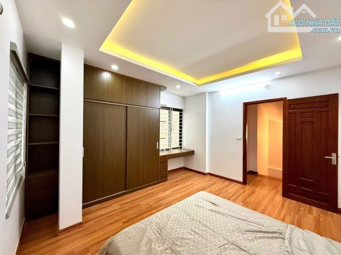 Bán nhà phố pháo Đài Láng . Dân xây . Giá nhỉnh 8 tỷ , diện tích 35M . Giá đẹp - 4