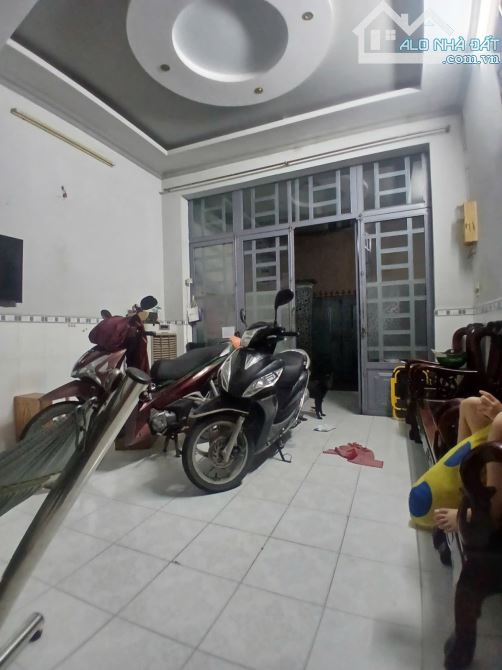 🚗 LÊ VĂN KHƯƠNG – HẺM XE HƠI TRẢI NHỰA – 1 SẸC NGẮN – GẦN CHỢ THIẾC 🏡 Nhà 2 tầng – DT: 5 - 5
