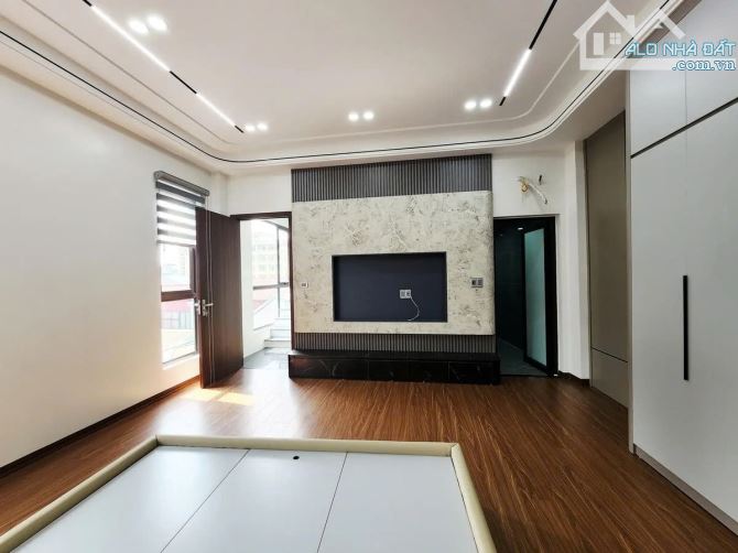 BÁN NHÀ NGÕ 640 NGUYỄN VĂN CỪ –44m2, 6 Tầng , MT 8m, giá chỉ nhỉnh 11 tỷ. - 6