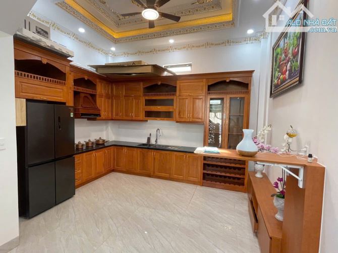 BÁN NHÀ MỚI PHƯỜNG TÂN HIỆP  - Diện tích : 4,5m x 15m - Sổ Hồng riêng thổ cư  - Thiết kế: - 7
