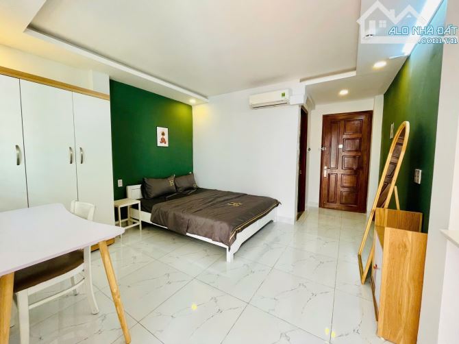 CĂN HỘ TÁCH BẾP FULL NỘI THẤT BAN CÔNG CỰC RỘNG NGAY VỊ TRÍ QUẬN 1 - 8
