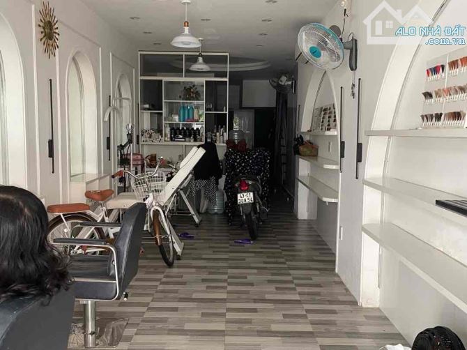 Gấp bán nhà đẹp 3 tầng, đầy đủ công năng, chỉ cần xách VaLy vào là ở. Mặt tiền đường 5,5m - 9