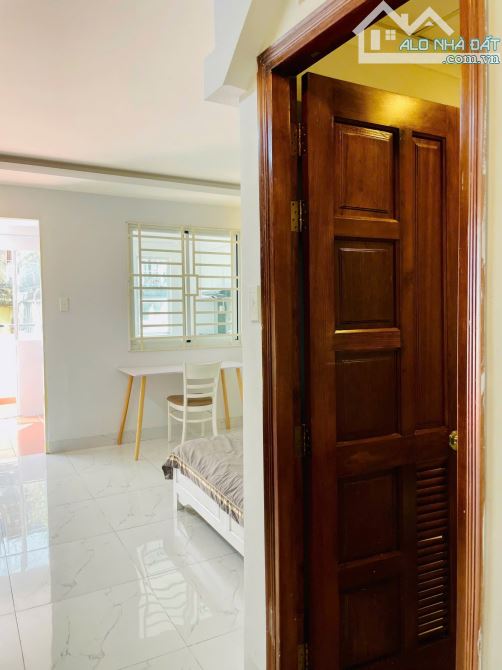 CĂN HỘ TÁCH BẾP FULL NỘI THẤT BAN CÔNG CỰC RỘNG NGAY VỊ TRÍ QUẬN 1 - 9