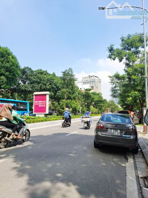 MẶT PHỐ LẠC LONG QUÂN 103m RỘNG 6.1m NHÀ 2 TẦNG ĐANG KINH DOANH GIÁ 10 Ty8