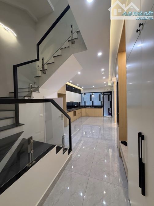 CẦN BÁN PHÂN LÔ VIP HOÀNG CẦU Ô TÔ TRÁNH – VỈA HÈ – GARA – THANG MÁY –70M 5T 27.9 TỶ