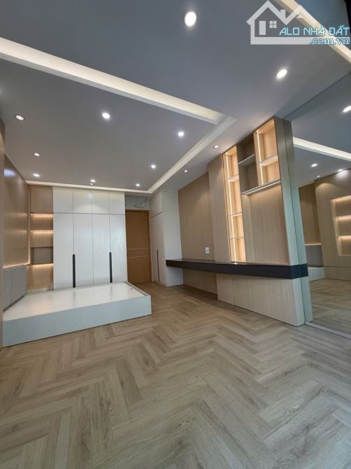 CẦN BÁN PHÂN LÔ VIP HOÀNG CẦU Ô TÔ TRÁNH – VỈA HÈ – GARA – THANG MÁY –70M 5T 27.9 TỶ