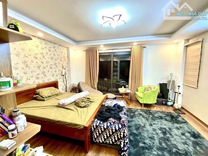 Nhà Ngã Tư Sở 41m2 x 7 tầng mới, Lô Góc, thang máy, full nội thất - Ngõ thông Ô tô