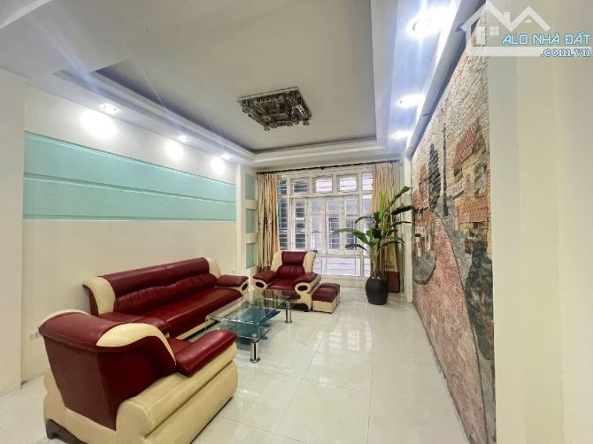 Bán nhà Hào Nam 39m x 5t căn góc ngõ thông nhà thoáng ở sướng,giá chỉ 7tỷ980tr