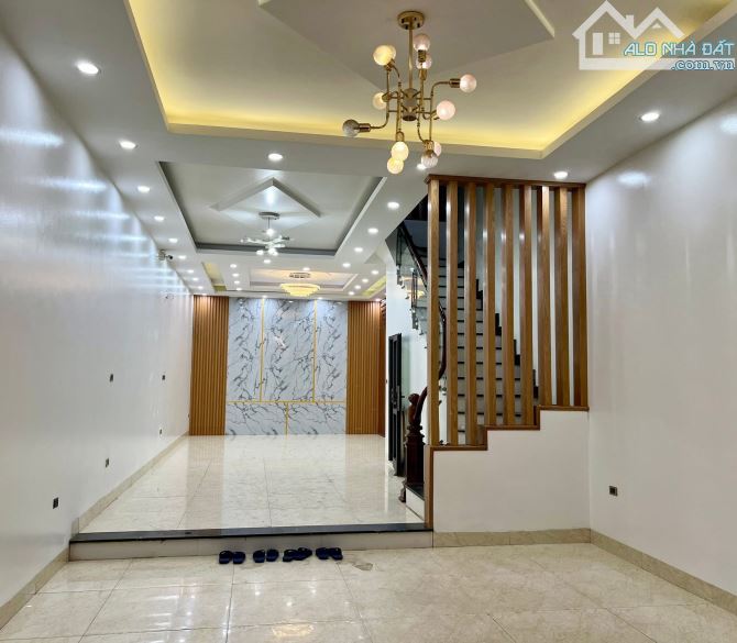 GIÁ TỐT! MẶT NGÕ THÔNG LA THÀNH, Ô TÔ TRÁNH ĐỖ, VÀO NHÀ, KD, 93M*5T