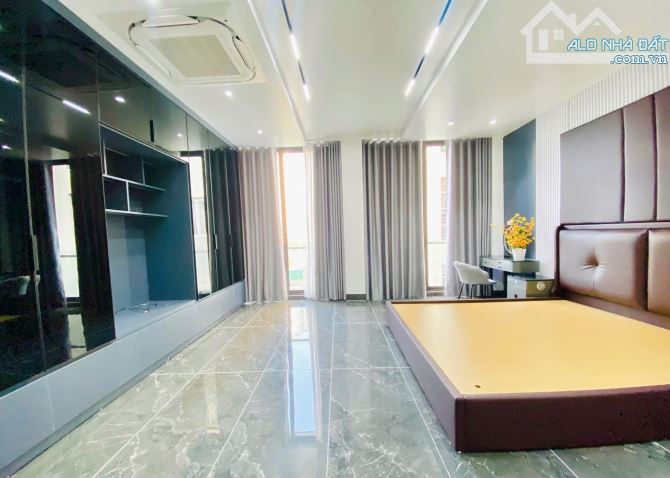 Bán nhà Duy Tân, toà Văn phòng, Building, 8T + hầm, 160m2, vỉa hè, ô tô tránh, DT 3 tỷ/năm