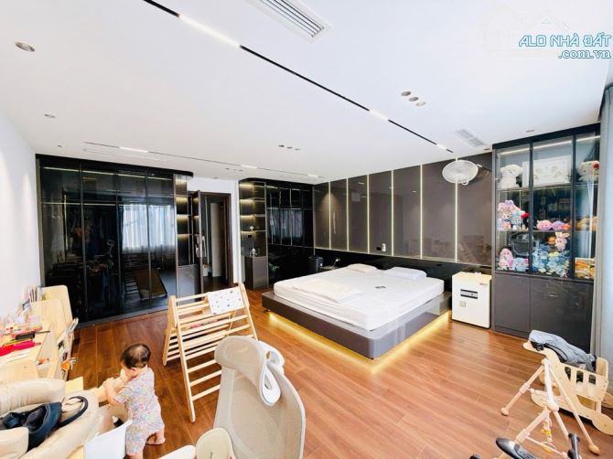 Bán tòa nhà Văn Phòng Quận HBT, 80m2 x 8 tầng thang máy, mặt tiền 5.5m, nhà mới xây, full