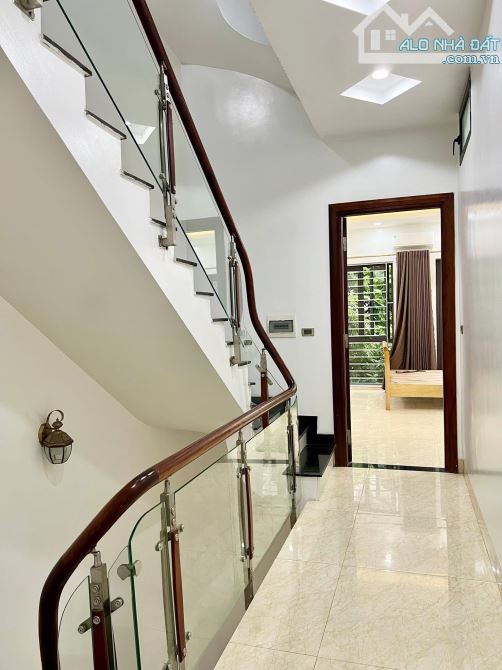 GIÁ TỐT! MẶT NGÕ THÔNG LA THÀNH, Ô TÔ TRÁNH ĐỖ, VÀO NHÀ, KD, 93M*5T