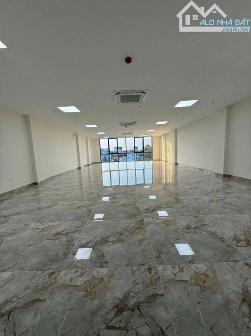Bán nhà Duy Tân, toà Văn phòng, Building, 8T + hầm, 160m2, vỉa hè, ô tô tránh, DT 3 tỷ/năm