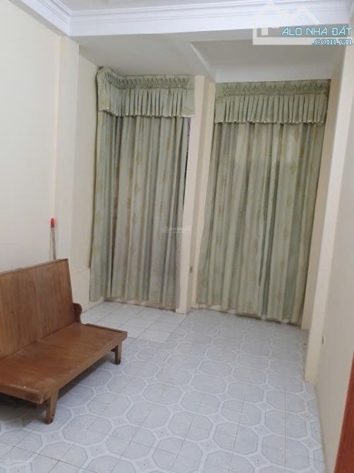 Cho thuê nhà ngõ Chợ Khâm Thiên, Đống Đa. DT 20m x 3 tầng, giá 6.5tr - 3
