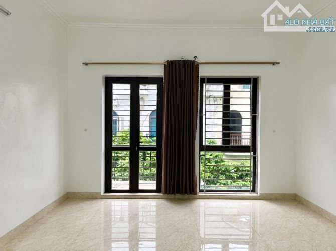 GIÁ TỐT! MẶT NGÕ THÔNG LA THÀNH, Ô TÔ TRÁNH ĐỖ, VÀO NHÀ, KD, 93M*5T