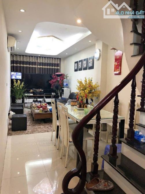 Mặt phố Tôn Đức Thắng, lô góc, vỉa hè, ô tô tránh, KD sầm uất, 35m2, 5 tầng, giá 18 tỷ