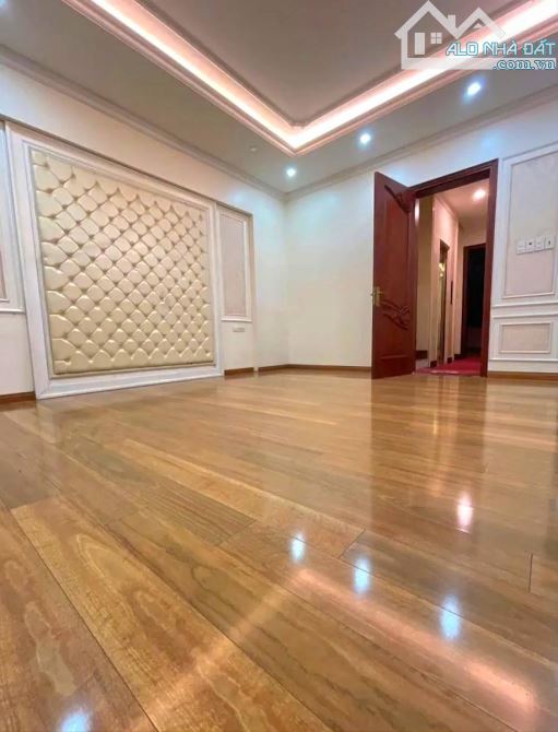 Trích Sài MT 10M 85 Tỷ 215M2 ÔTÔ Vào Nhà , 20M Ra Mặt Hồ Tây ,Dòng Tiền 120tr/th