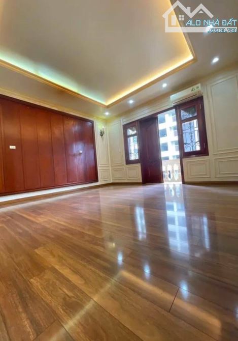 Trích Sài MT 10M 85 Tỷ 215M2 ÔTÔ Vào Nhà , 20M Ra Mặt Hồ Tây ,Dòng Tiền 120tr/th