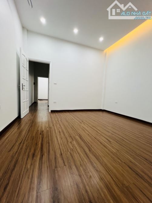 BÁN NHÀ HOÀNG VĂN THÁI - LÊ TRỌNG TẤN - PHÂN LÔ OTO CHẠY VÒNG QUANH - 7 CHỖ NGỦ TRONG NHÀ