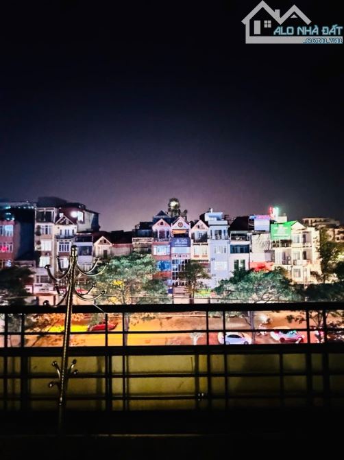 Bán nhà mặt phố Lạc Trung, 95m, 5 tầng thang máy,2 thoàng, view công viên, mặt tiền khủng