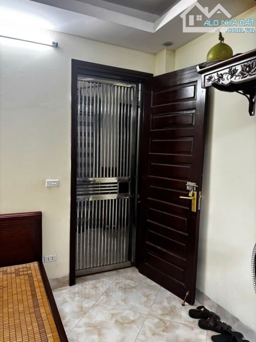 Bán căn hộ chung cư mini chính chủ, tầng 3,giá chỉ 1,2 tỷ phố Hào Nam, Đống Đa, Hà Nội