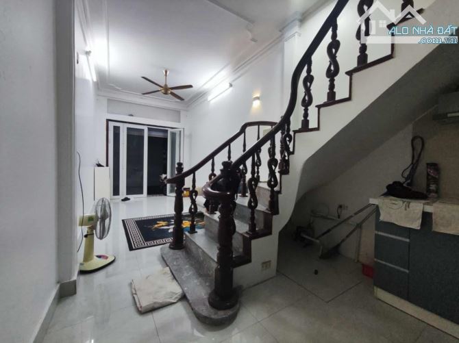 Cho thuê nhà ngõ 70 Ngọc Khánh, diện tích 32m x 4 tầng, mặt tiền 3.3m, giá 12 triệu.