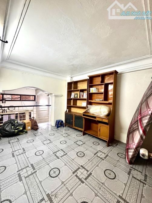 MẶT NGÕ- GẦN PHỐ- PHÂN LÔ- Ô TÔ ĐỖ CỬA- DÂN XÂY- 2 THOÁNG- NỞ HẬU- MT 5m- HOÀNG HOA THÁM