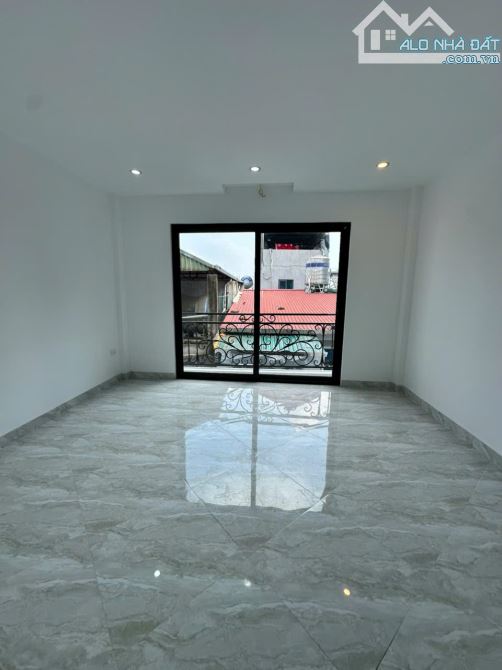 NHÀ MỚI, ĐẸP PHỐ TRÂU QUỲ, CẠNH HVNN, CÁCH Ô TÔ 30M, DT 33M, 5 TẦNG, GIÁ 5,8 TỶ.