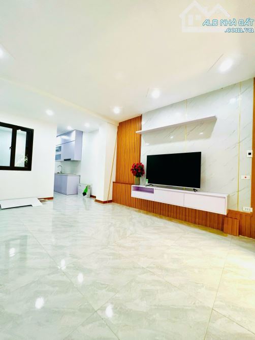 BÁN NHÀ PHAN VĂN TRƯỜNG - CẦU GIẤY - 10 RA PHỐ - GẦN BỆNH VIỆN, CHỢ , TRƯỜNG - TIỆN ÍCH