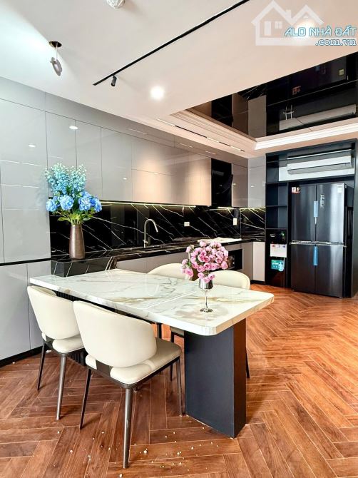 XUÂN THUỶ, CẦU GIẤY, 60M x 7T THANG MÁY, GARA Ô TÔ, 40M RA PHỐ, NỘI THẤT XỊN