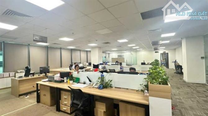 Cho thuê nhà mặt phố Ngọc Hà - 200m2 x 2 tầng - MT 6m - có thang máy, hầm rộng- 90tr/tháng - 1