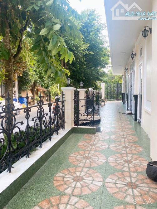 Ván nhà trệt lầu sân thượng góc 2 mặt tiền đường xuân Thuỷ - Tú Xương, TPCT
