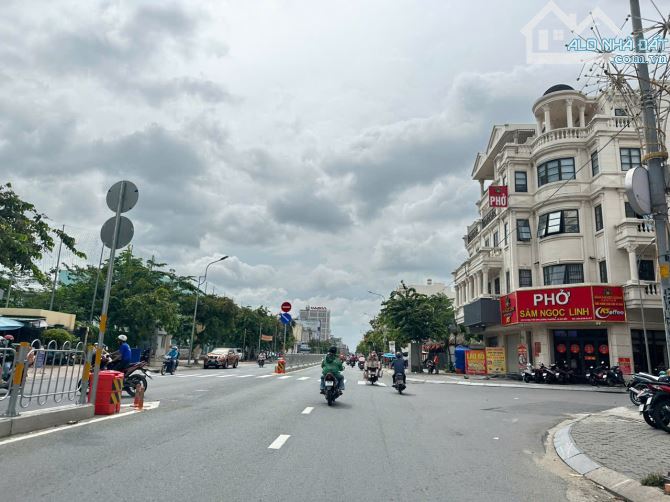 Chủ cần bán căn góc 2MT siêu hiếm DT 16 x 31m CN 300m2. Đường 40m và bên hông 12m, HĐT 120