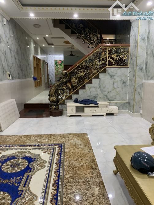 GẤP BÁN  NHÀ LO GÓC TRONG TRUNG TÂM HÀNH CHÁNH DĨ AN.121M2 4 TẦNG. CHỈ 14,5N TỶ TL.