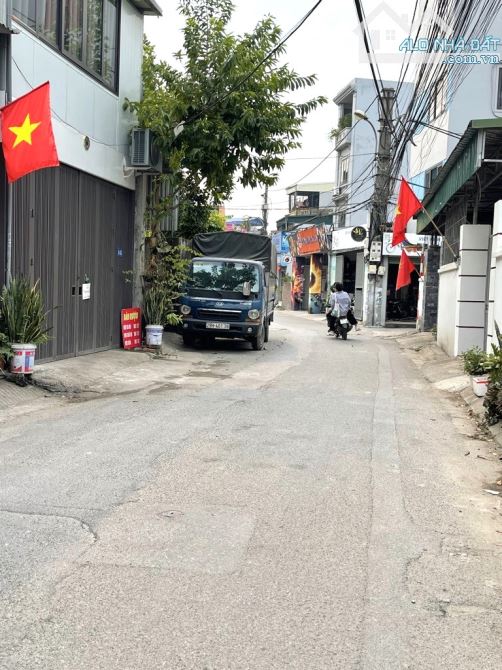 BÁN NHÀ THẠCH BÀN 35M2, 6 TẦNG THANG MÁY, 3 BƯỚC RA Ô TÔ, 8.1 TỶ