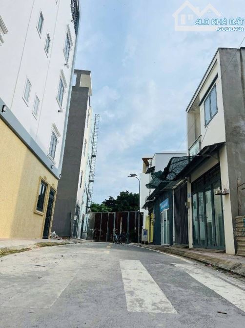 Đất bán ngay trục đường Chiến Lược gần Hương Lộ 2, DT 4x18m , nở hậu, 76m2 , hẻm xe hơi,