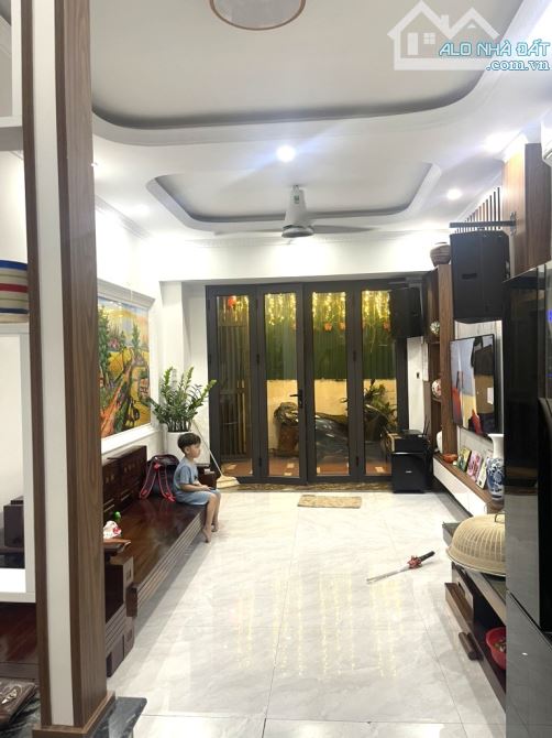 BÁN NHÀ ĐƯỜNG VIỆT HƯNG 35M2, 5 TẦNG NGÕ NÔNG, GẦN Ô TÔ, 7.9 TỶ