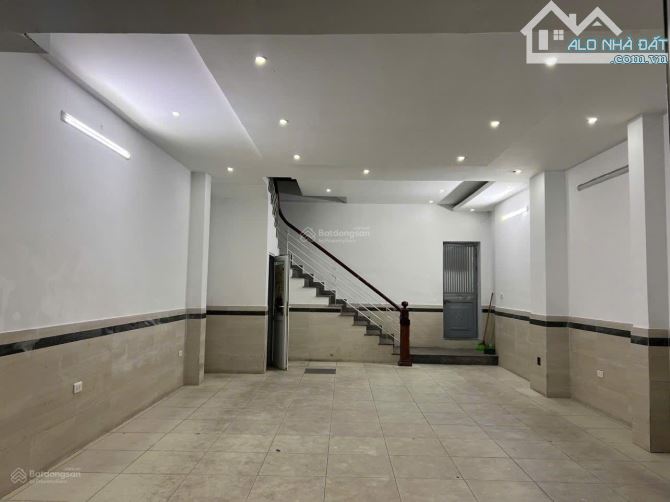 Cho thuê căn nhà phố Trung Kính lớn 66m2 x 6 tầng gần ngã tư Trung kính - Mạc Thái Tổ