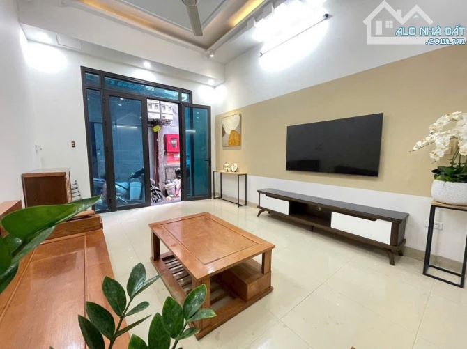 Bán nhà riêng Huyền Kỳ, Hà Đông, Sát phố, ô tô đỗ cổng, ở ngay, Full Nội thất, 5 tầng, 34m